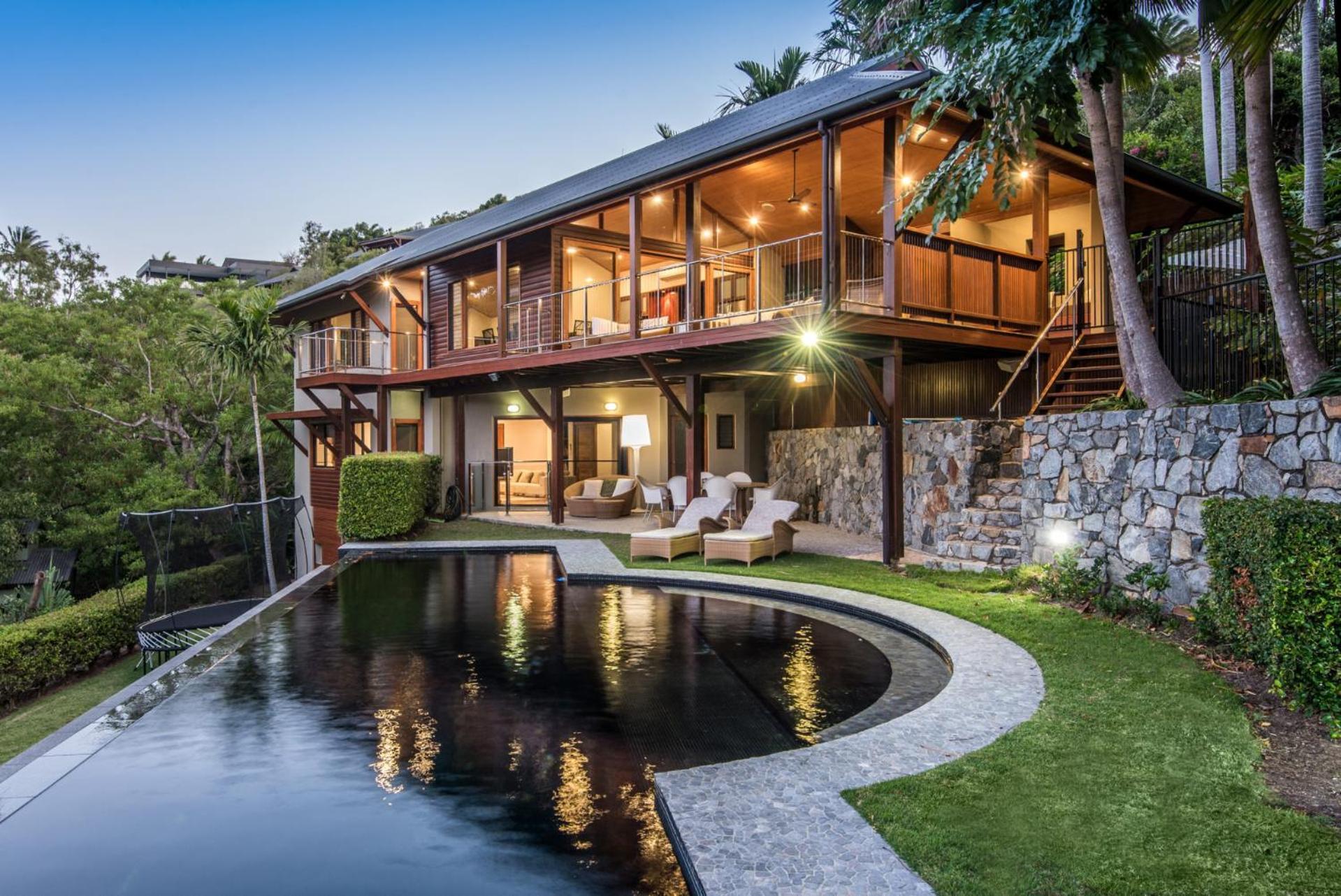 Iluka Ocean Haven: Luxury Villa with Infinity Pool and Golf Buggies Hamilton Island Exterior photo