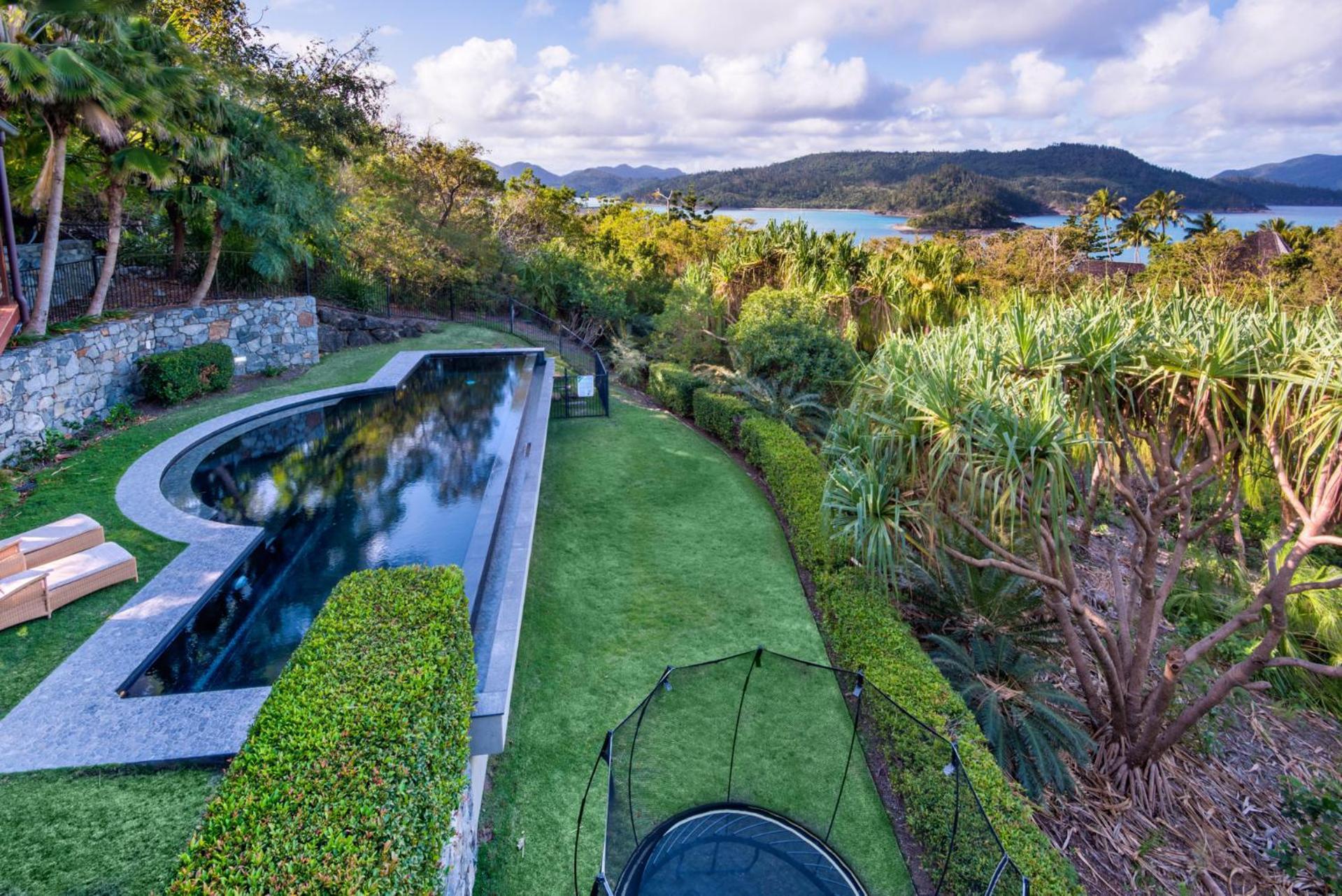 Iluka Ocean Haven: Luxury Villa with Infinity Pool and Golf Buggies Hamilton Island Exterior photo